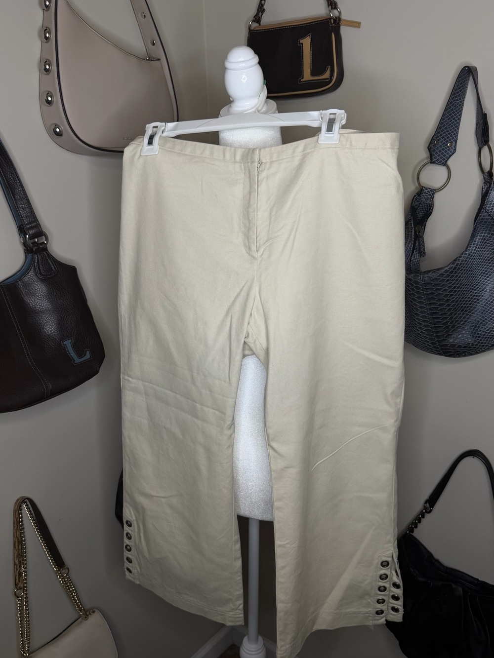 VTG Express Cream Colored Capri Pants - 97% Cotton - Size 13/14